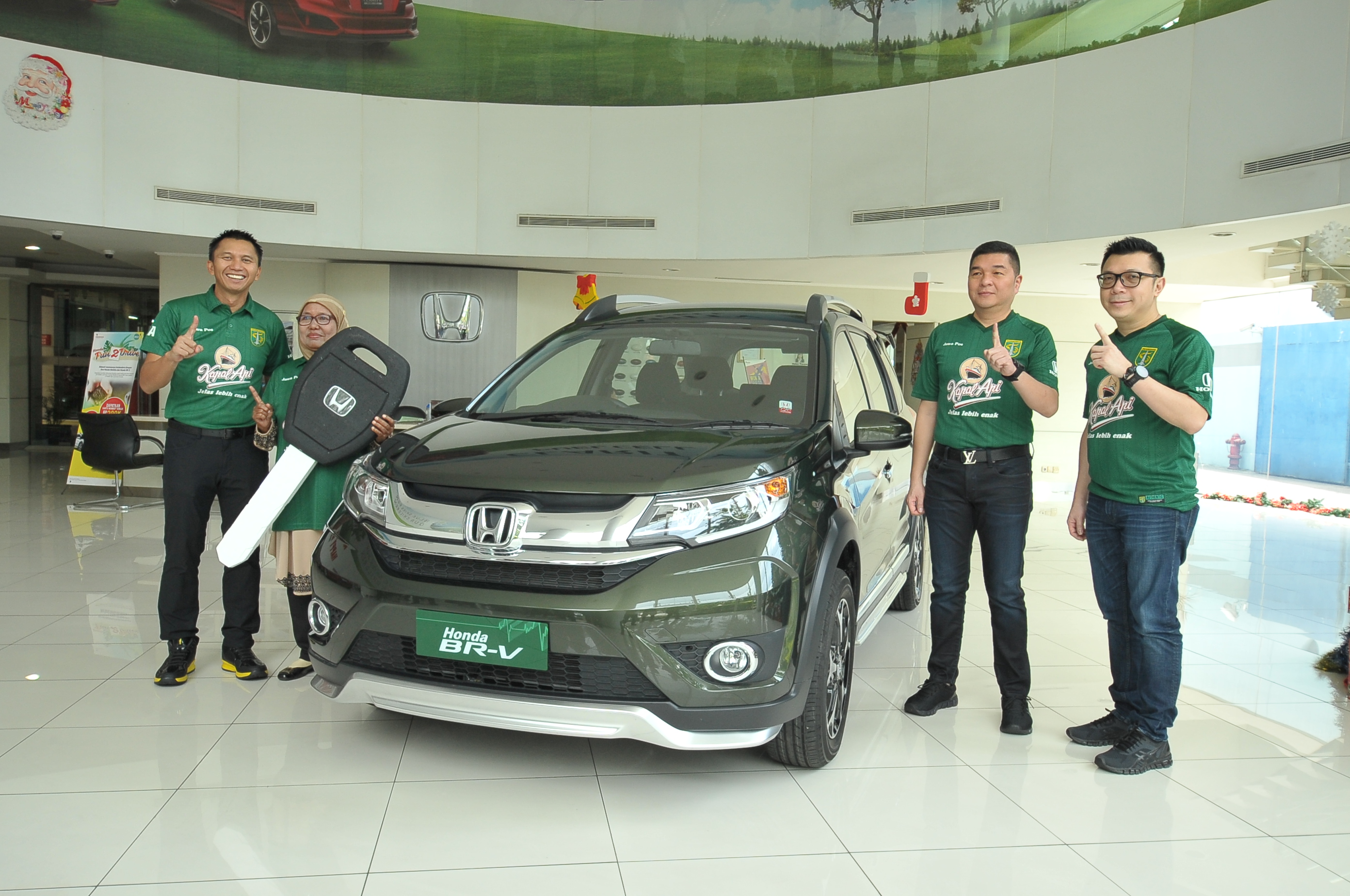 HONDA SURABAYA CENTER MENYERAHKAN 1 UNIT HONDA BR V SEBAGAI HADIAH UTAMA UNDIAN BALOT PERSEBAYA Honda Surabaya Center