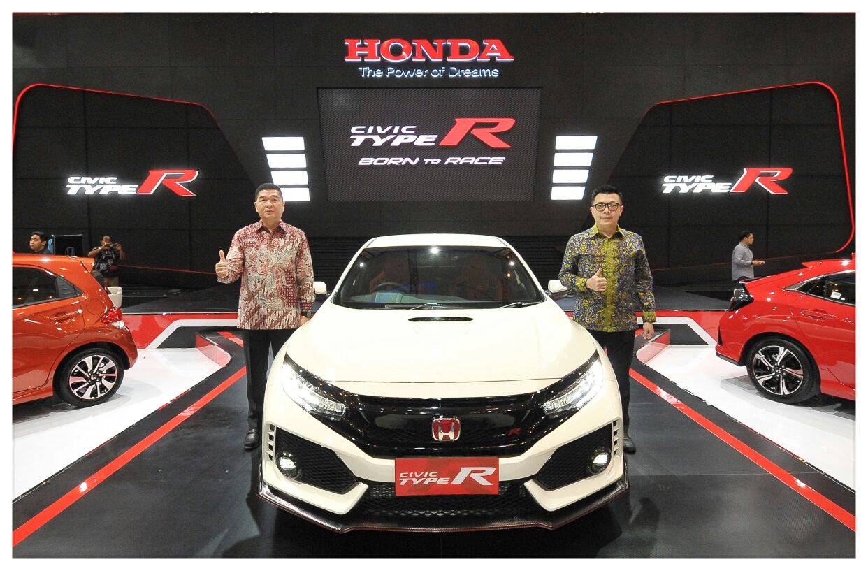 HONDA CIVIC TYPE R RESMI DILUNCURKAN DI SURABAYA PADA AJANG GIIAS SURABAYA AUTO SHOW 2017 - Honda Hadirkan Teknologi Dan Performa Dari Lintasan Balap Dunia