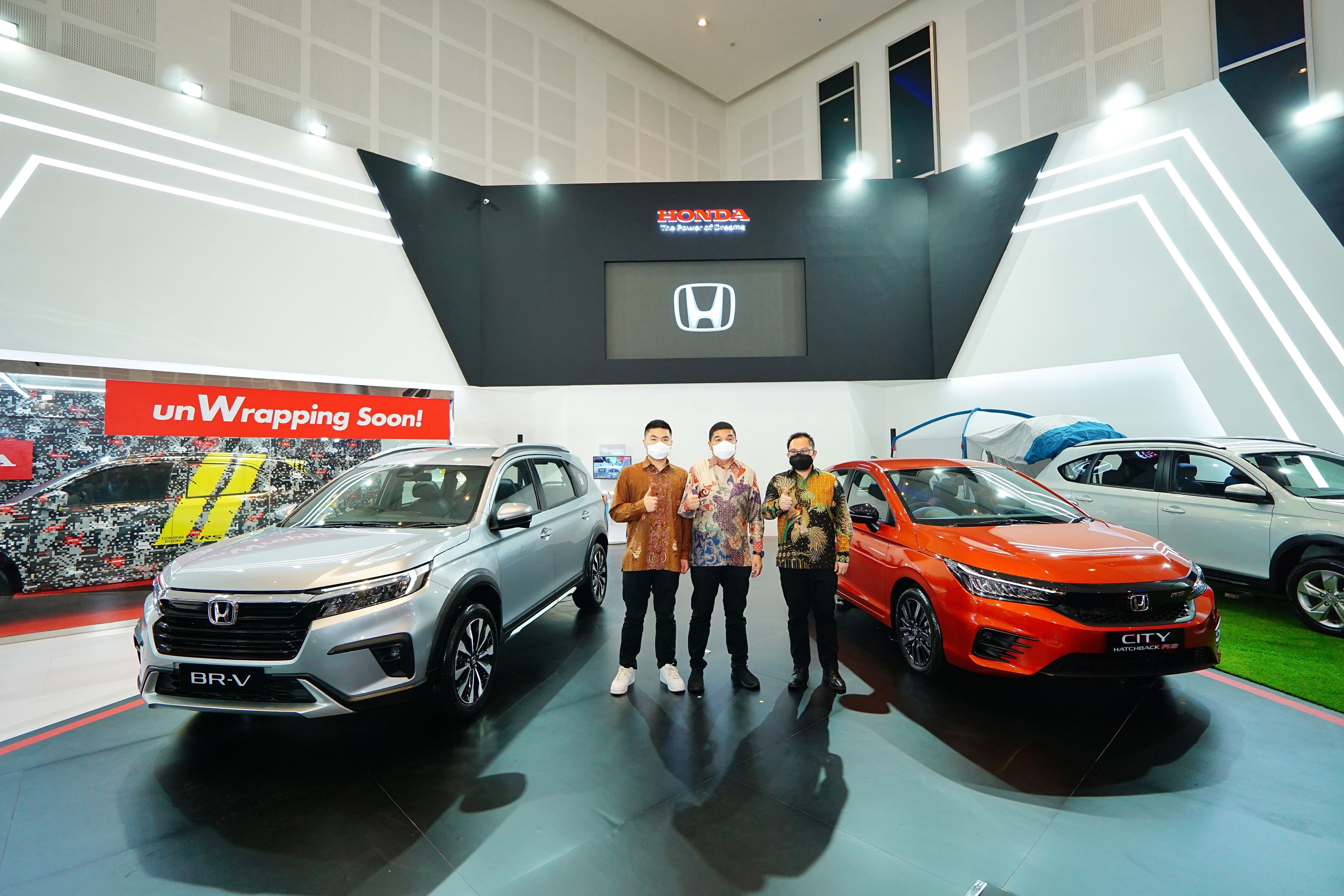 Ang Hoey Tiong, President Director Honda Surabaya Center (Tengah) Bersama Marketing and After Sales Service Manager William Saputra (kanan)