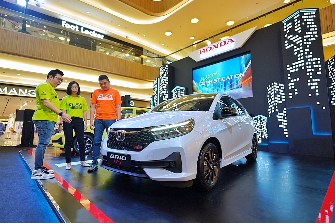 Wendy Miharja, Director Honda Surabaya Center (kiri), Revina Jennifer, Sales Operation Assistant Manager Regional 2 (tengah), dan Ang Hoey Tiong President Director Honda Surabaya Center (kanan)