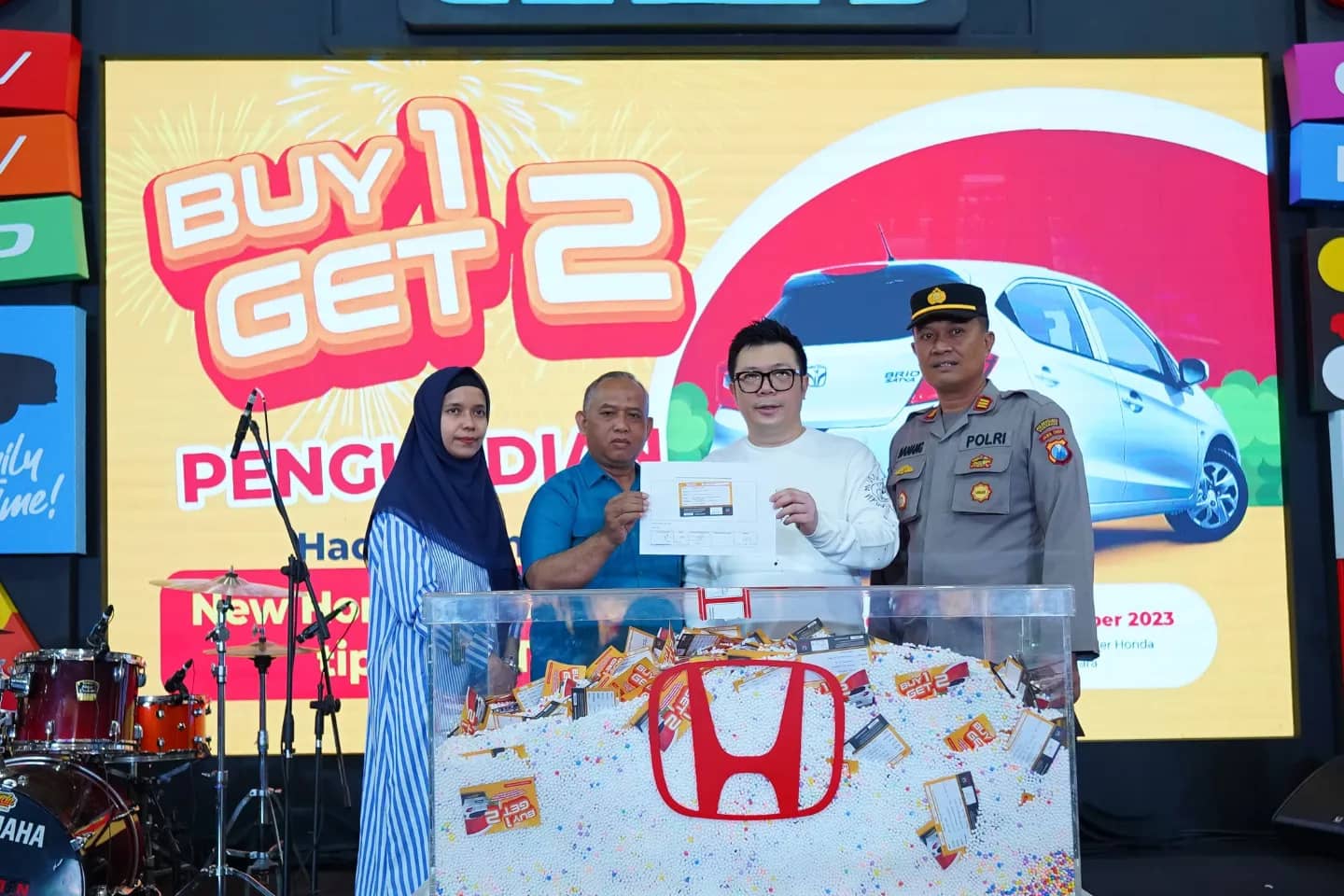 Wendy Miharja, Director Honda Surabaya Center saat pengundian Honda Buy 1 Get 2