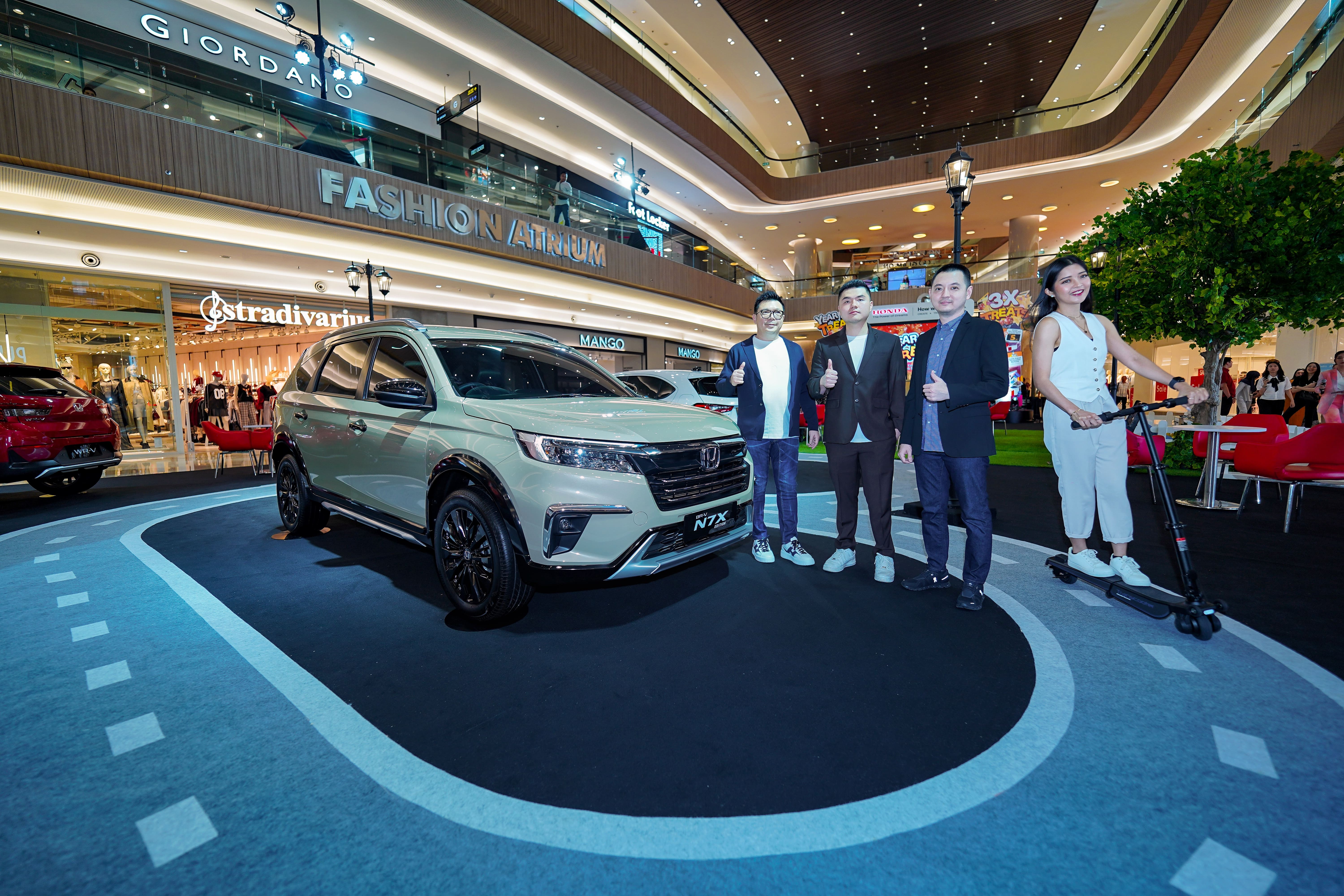 Wendy Miharja (Director Honda Surabaya Center) dan Calvin (Area Sales and Dealer Development Manager Honda Surabaya Center)
