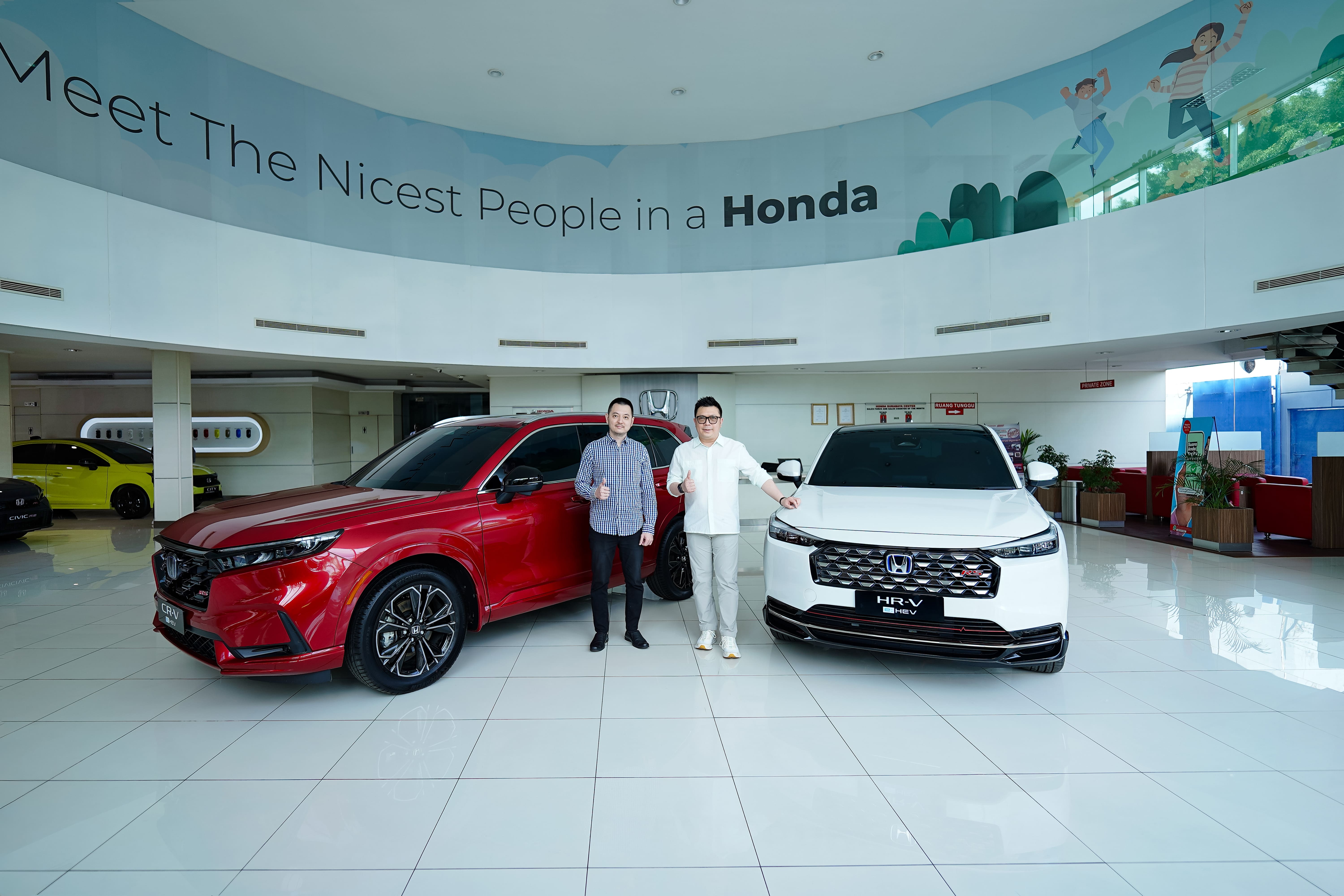 Wendy Miharja, Director Honda Surabaya Center (kanan) dan Calvin, Area Sales and Dealer Development Manager Honda Surabaya Center (kiri)