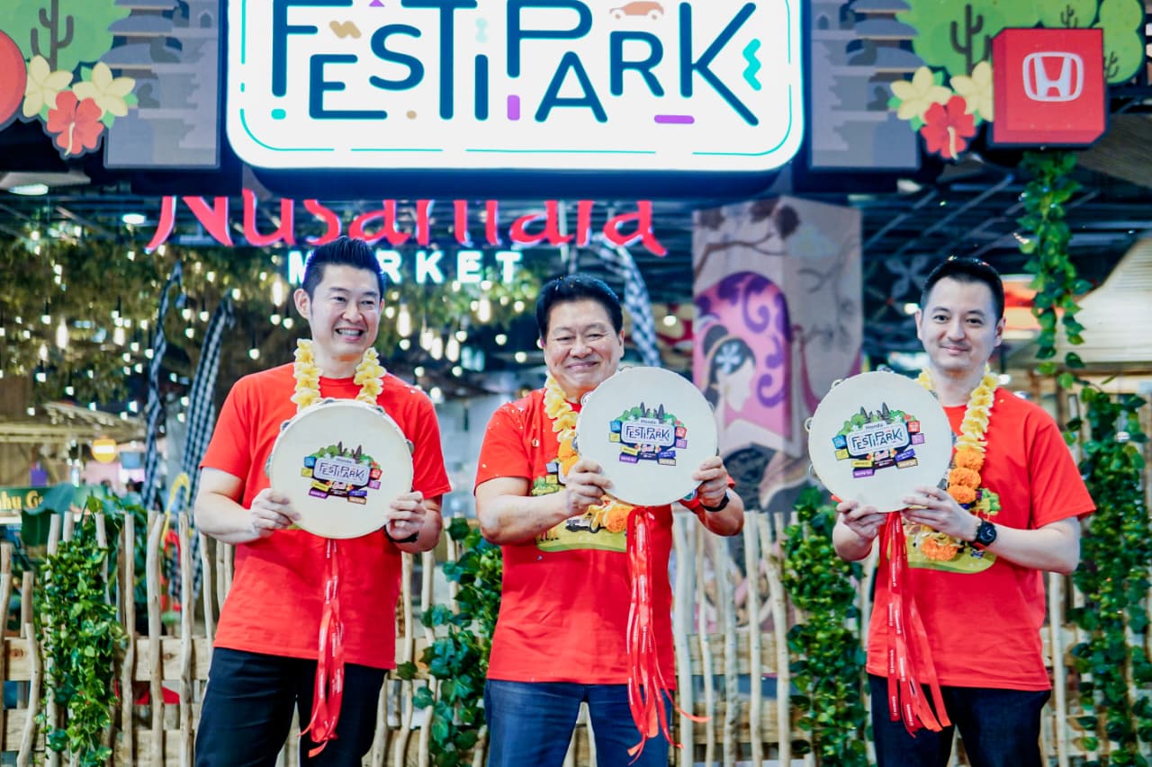Hermawan Adi Selaku Director Honda Denpasar Agung, Honda Dewata Motor, dan Honda Cokroaminoto (kiri), Maniki Djauw selaku Branch Manager Honda Denpasar Agung, Honda Dewata Motor, & Honda Cokroaminoto (tengah), Calvin Selaku Area Sales and Dealer Development Manager Honda Surabaya Center (kanan)