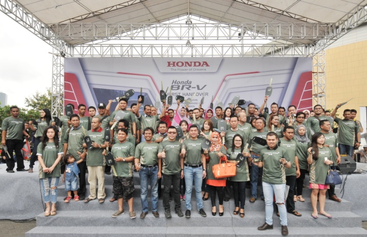 Main Dealer East Java, Bali and Nusa Tenggara Honda Surabaya Center Lakukan Penyerahan Perdana 100 Unit Honda Br-V Kepada Konsumen