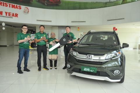 HONDA SURABAYA CENTER MENYERAHKAN 1 UNIT HONDA BR-V SEBAGAI HADIAH UTAMA UNDIAN BALOT PERSEBAYA