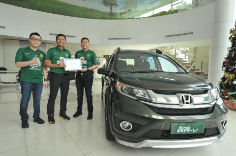 HONDA SURABAYA CENTER MENYERAHKAN 1 UNIT HONDA BR-V SEBAGAI HADIAH UTAMA UNDIAN BALOT PERSEBAYA