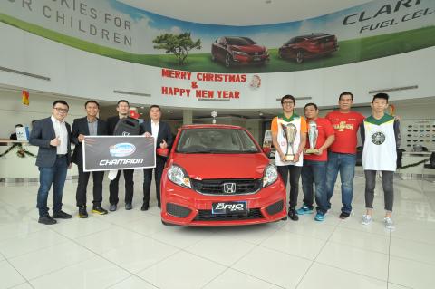 HONDA SURABAYA CENTER MENYERAHKAN 1 UNIT NEW HONDA BRIO SATYA SEBAGAI HADIAH JUARA GELARAN JAWA POS – HONDA PRO TOURNAMENT 2017