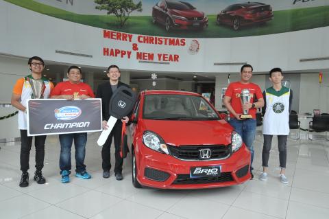 HONDA SURABAYA CENTER MENYERAHKAN 1 UNIT NEW HONDA BRIO SATYA SEBAGAI HADIAH JUARA GELARAN JAWA POS – HONDA PRO TOURNAMENT 2017