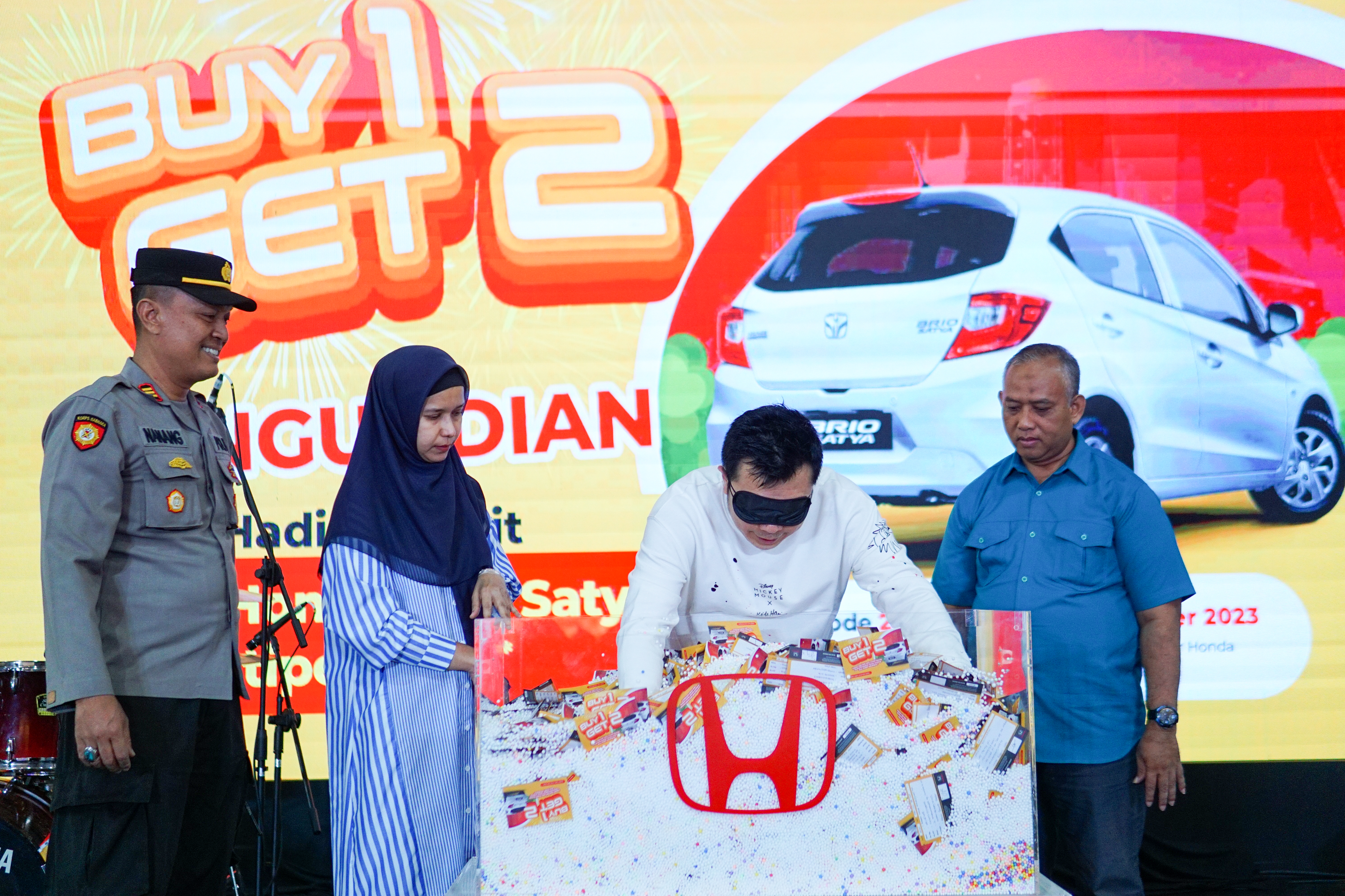 Wendy Miharja, Director Honda Surabaya Center saat pengundian Honda Buy 1 Get 2