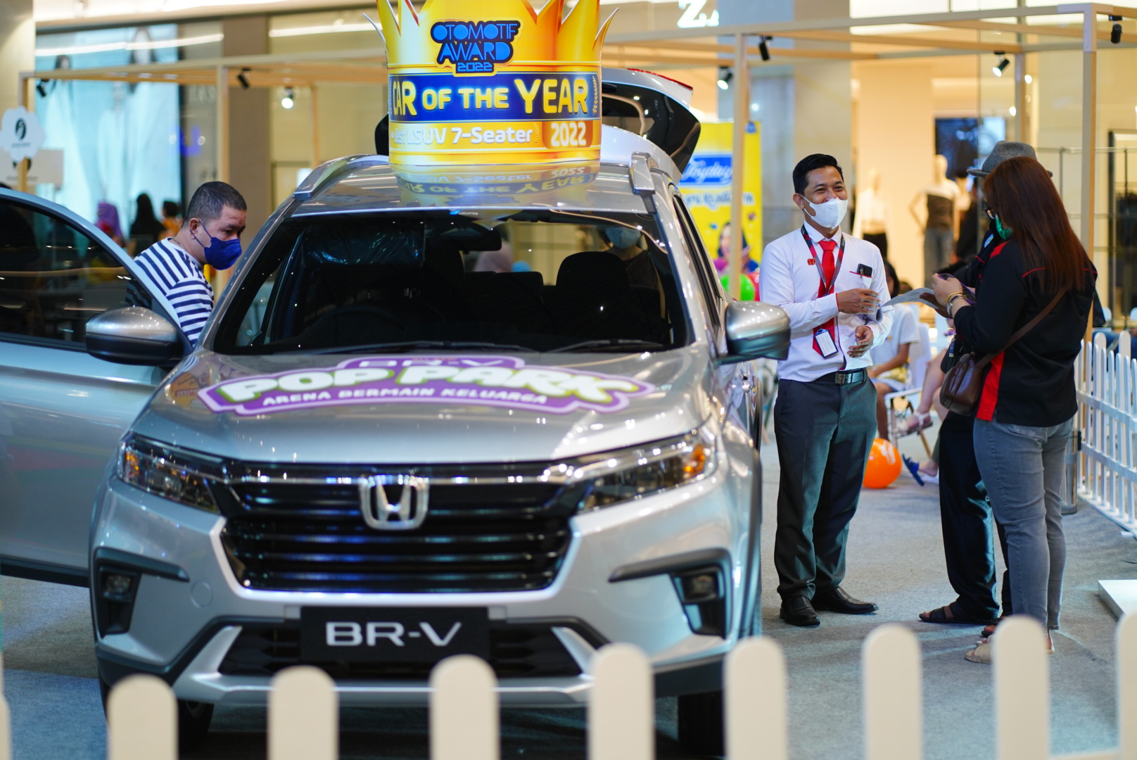 Customer sedang melihat unit All New Honda BR-V