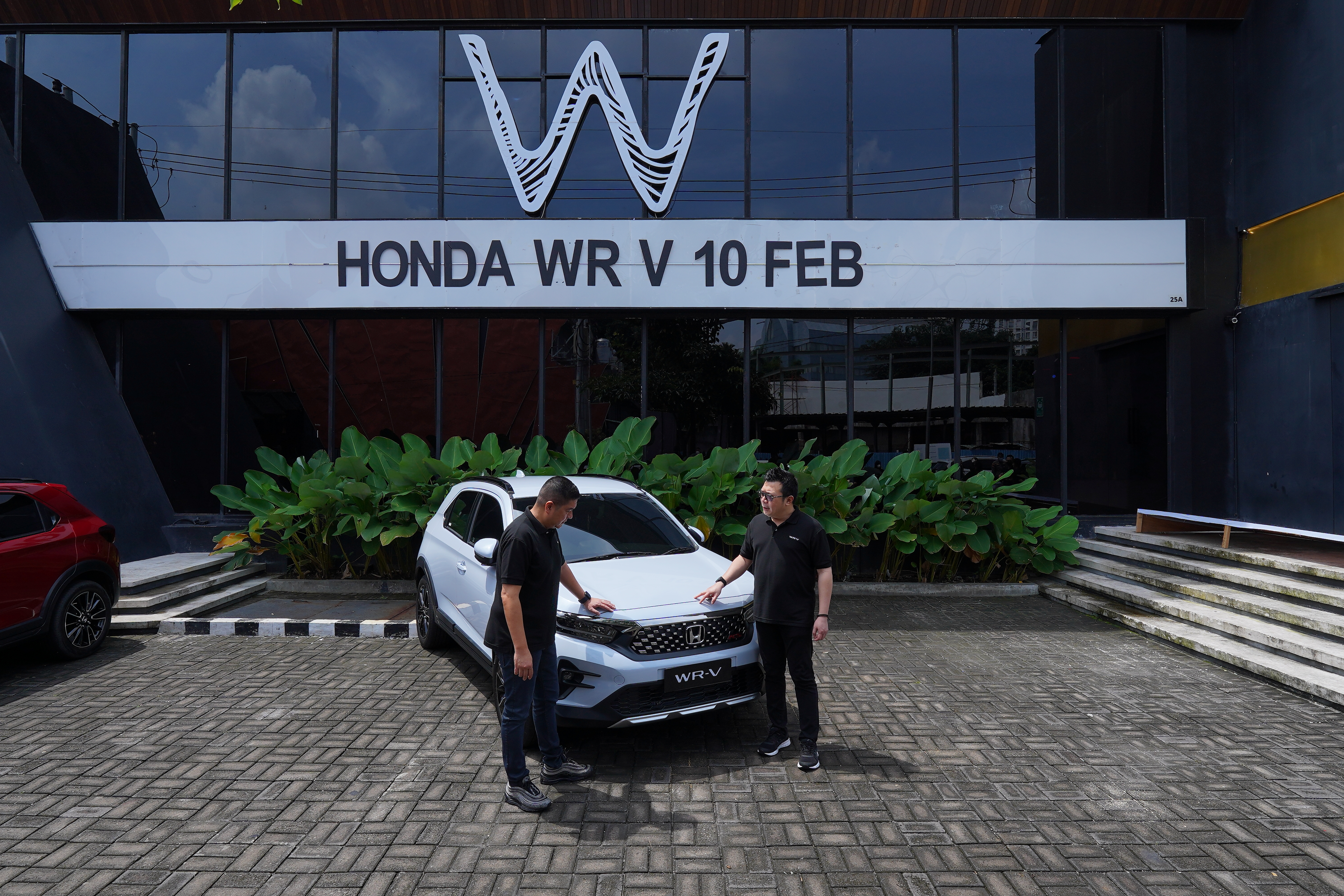 Ang Hoey Tiong, President Director Honda Surabaya Center (Kiri) Bersama Wendy Miharja, Marketing and After Sales Service Director Honda Surabaya Center (Kanan)