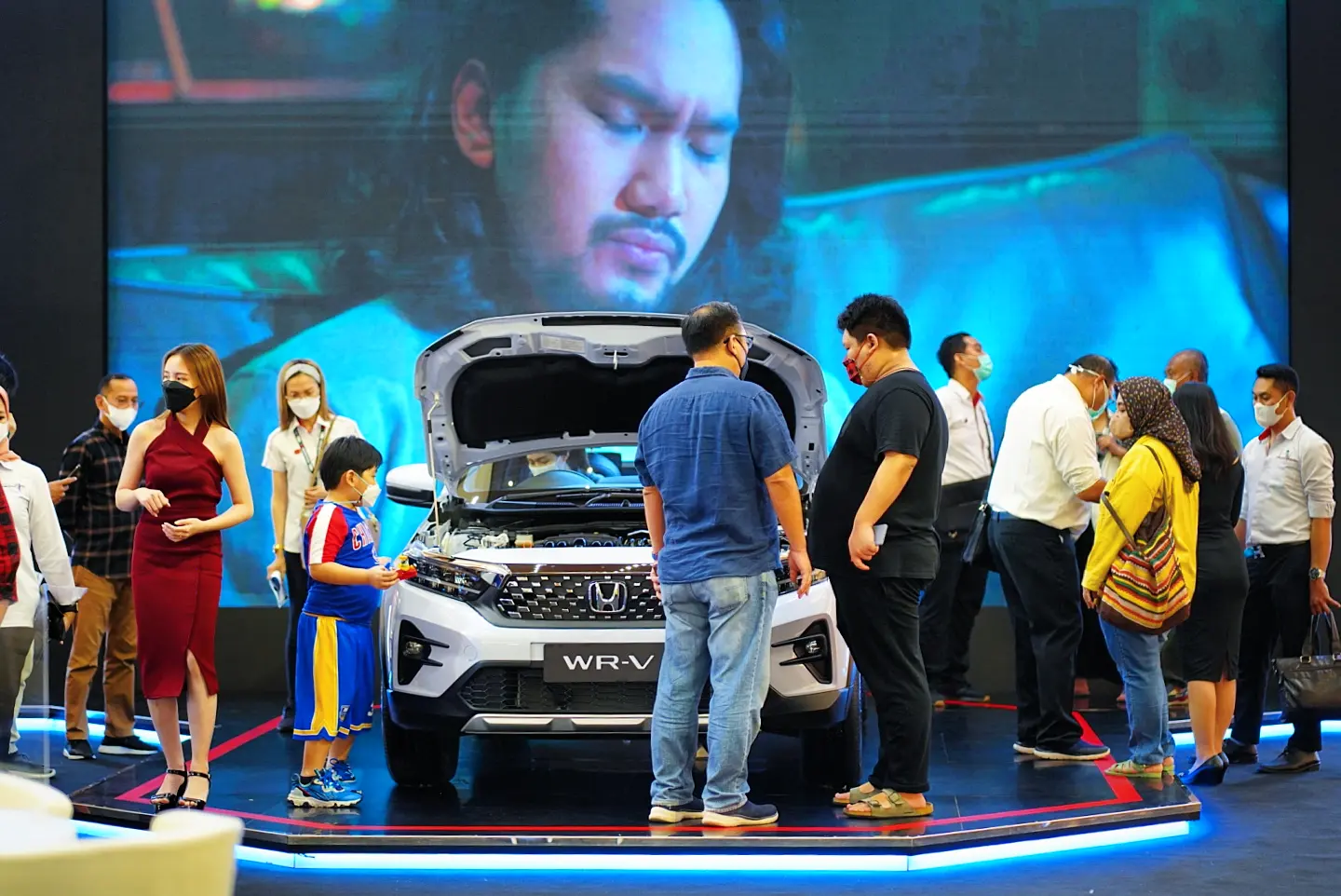 Pengunjung melihat unit Honda WR-V