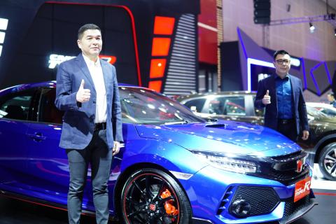 PERTAMA KALINYA DI INDONESIA, HONDA TAMPILKAN WARNA BRILLIANT SPORTY BLUE PADA CIVIC TYPE R DI PAMERAN OTOMOTIF SURABAYA 2017 Honda Surabaya Center Umumkan Kerjasama Jawa Pos – Honda Pro Tournament 2017