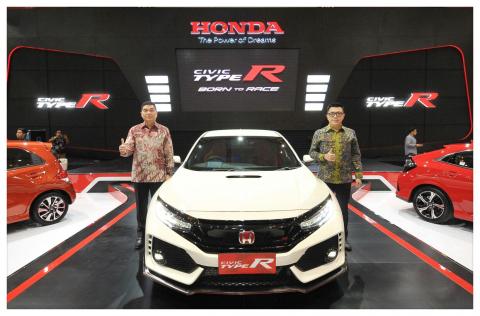 HONDA CIVIC TYPE R RESMI DILUNCURKAN DI SURABAYA PADA AJANG GIIAS SURABAYA AUTO SHOW 2017 - Honda Hadirkan Teknologi Dan Performa Dari Lintasan Balap Dunia