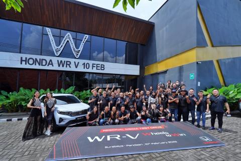 Ang Hoey Tiong, President Director Honda Surabaya Center, Wendy Miharja, Marketing & After Sales Service Director Honda Surabaya Center Bersama Awak Media dalam Acara Regional Media Test Drive Honda WR-V