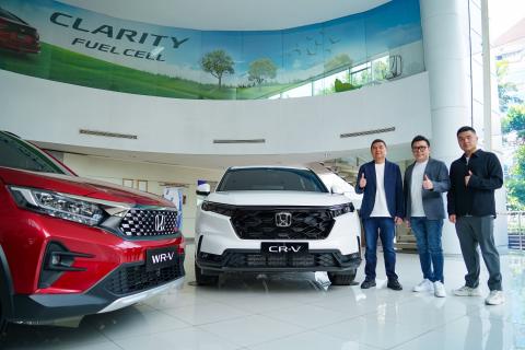 Ang Hoey Tiong, President Director Honda Surabaya Center (kiri) bersama Wendy Miharja, Director Honda Surabaya Center (kanan)