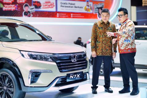 Wendy Miharja, Director Honda Surabaya Center (kanan) dan Ang Hoey Tiong President Director Honda Surabaya Center (kiri)