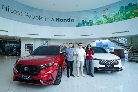 Calvin, Area Sales and Dealer Development Manager Honda Surabaya Center (kiri), Wendy Miharja, Director Honda Surabaya Center (tengah), Ingelina Aprilliawati Marketing Communication Manager Honda Suraba