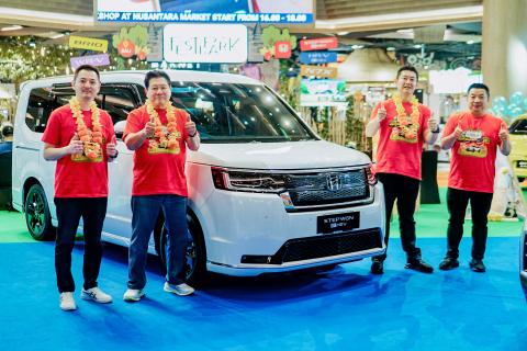 Calvin Selaku Area Sales and Dealer Development Manager Honda Surabaya Center, Kho Tjauw Tiam, selaku President Director Honda Denpasar Agung, Honda Dewata Motor dan Honda Cokroaminoto,  Hermawan Adi Selaku Director Honda Denpasar Agung, Honda Dewata Motor, dan Honda Cokroaminoto, Maniki Djauw selaku Branch Manager Honda Denpasar Agung, Honda Dewata Motor, & Honda Cokroaminoto