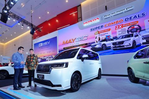 Wendy Miharja Director Honda Surabaya Center dan Ang Hoey Tiong President Director Honda Surabaya Center